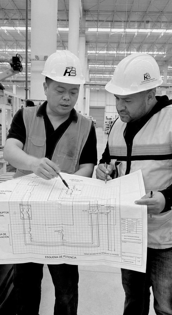 Equipo de HB Electromecanica capacitandose en obra