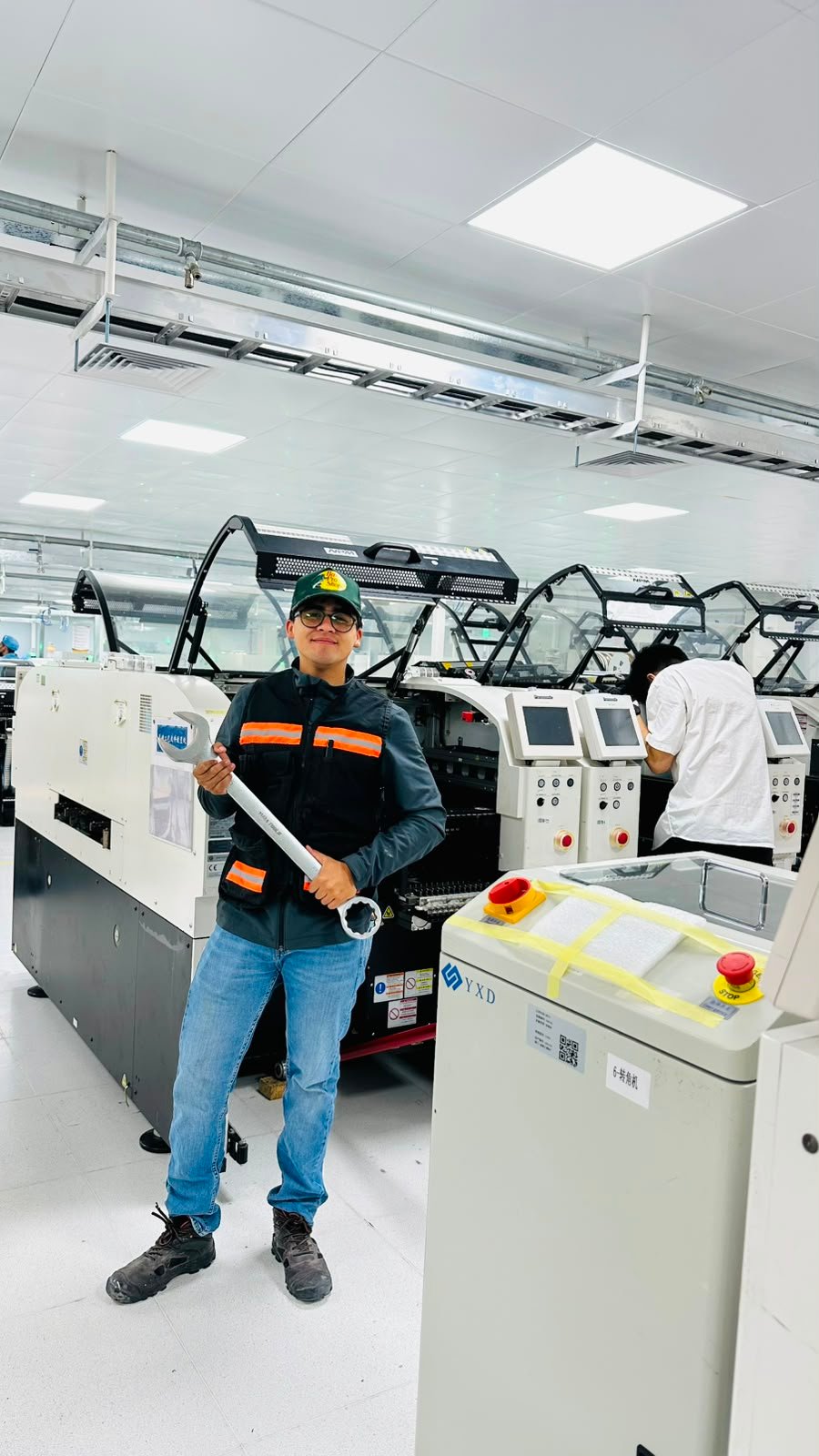 Apreton de manos entre equipo de HB Electromecanica y cliente en obra de construccion